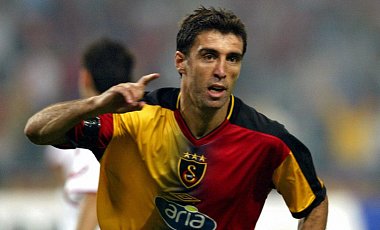 В Турции выдали ордер на арест футбольного форварда Хакана Шукюра