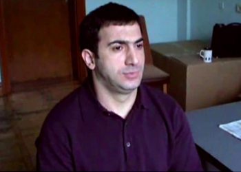 В городе Стамбуле неизвестные обстреляли Ровшана Ленкоранского, криминального авторитета, которого медиа называют возможным заказчиком убийства вора в законе Деда Хасана. Как стало известно, в Джаниева попали пять пуль. Пострадавший находится в отделении реанимации в тяжелом состоянии. В паспорте мужчины указано имя Ровшан Алиев, но оперативники установили, что это именно Ленкоранский.