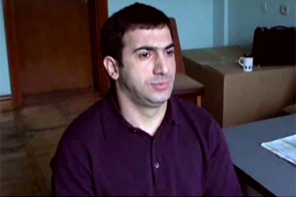 В городе Стамбуле неизвестные обстреляли Ровшана Ленкоранского, криминального авторитета, которого медиа называют возможным заказчиком убийства вора в законе Деда Хасана. Как стало известно, в Джаниева попали пять пуль. Пострадавший находится в отделении реанимации в тяжелом состоянии. В паспорте мужчины указано имя Ровшан Алиев, но оперативники установили, что это именно Ленкоранский.