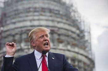 Американец пытался залезть на небоскреб к Трампу