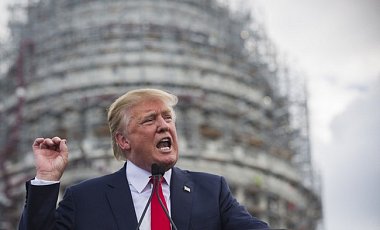 Американец пытался залезть на небоскреб к Трампу