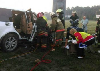 В Киеве нетрезвый водитель бросил деньги в патрульных и врезался в столб
