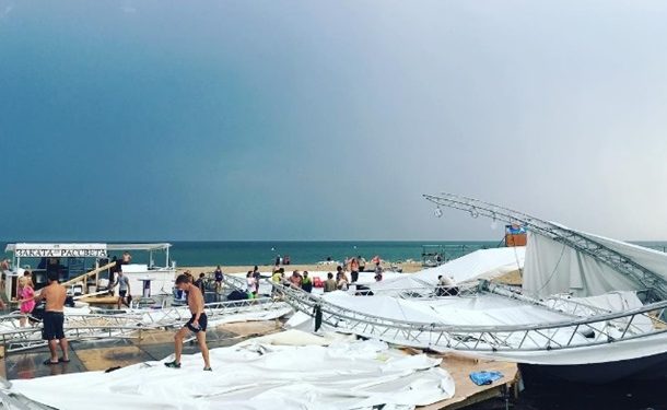 В Затоке на фестивале шторм обвалил сцену