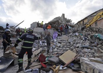 Число жертв землетрясения в Италии продолжает увеличиваться: 290 погибших