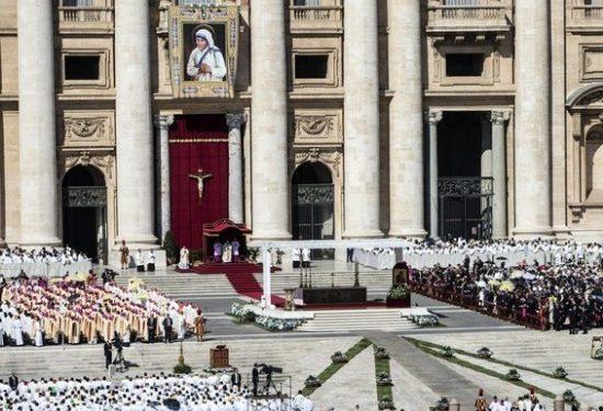 Мать Терезу внесли в список святых Римско-католической церкви