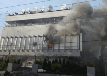 "Интер" опубликовал видео поджога здания офиса в Киеве