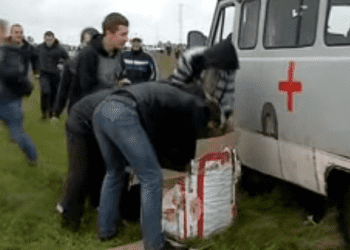 В России подрались за "колбасу с неба", - видео