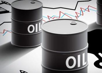 Цены на нефть слабо поднимаются после падения