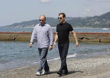 В оккупированный Крым прилетели президент и премьер-министр РФ