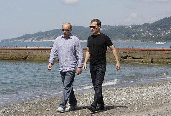 В оккупированный Крым прилетели президент и премьер-министр РФ