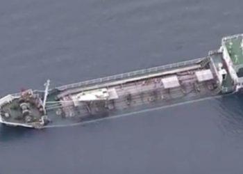 Опубликовано видео тонущего японского танкера с едкой щелочью