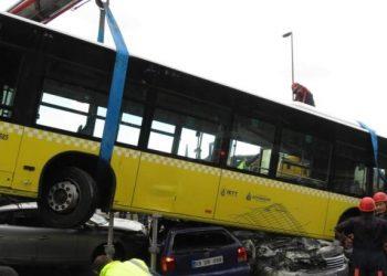 В Турции автобус раздавил 11 машин