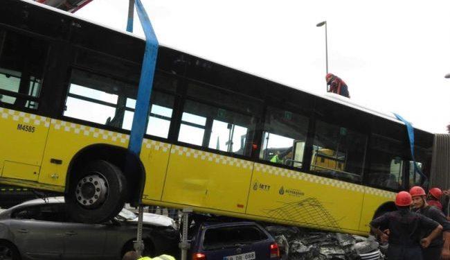 В Турции автобус раздавил 11 машин