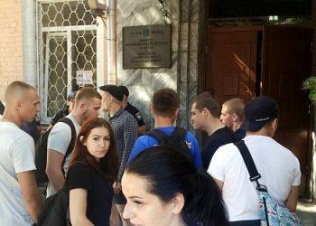 "Азов" пикетируют Печерский райотдел Киева