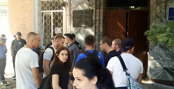 "Азов" пикетируют Печерский райотдел Киева