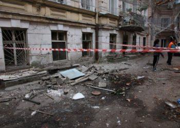 Внаслідок обвалу балкону в Одесі до лікарні госпіталізували 65-річну жінку