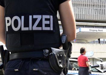 В Берлине полуголый беженец из Египта забрался на фонтан