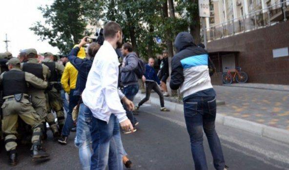 «Правый сектор» атаковал Генконсульство Российской Федерации яйцами