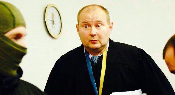 Суд разрешил задержать судью-беглеца Чауса