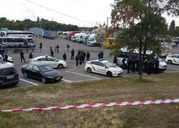 По Днепру разъезжает авто преступников, застреливших полицейского