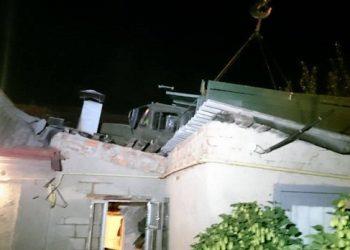 В Харькове фура «залетела» на крышу дома