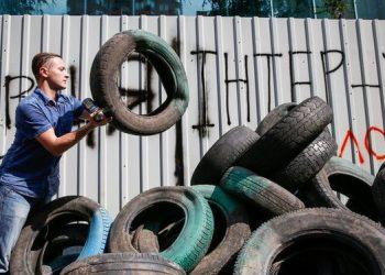 Нападение на «Интер»: Около полусотни митингующих находятся под зданием телеканала