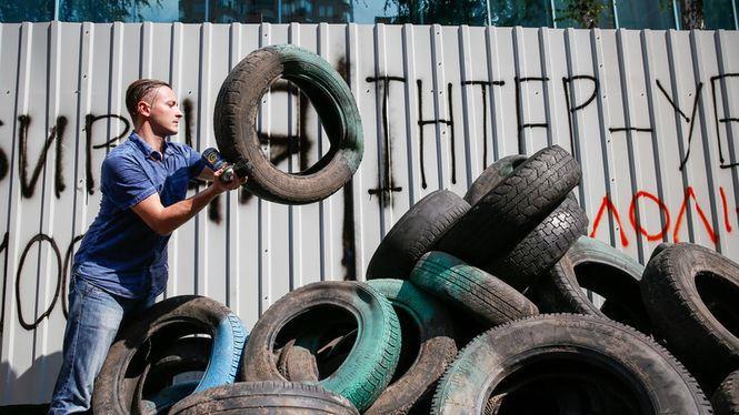 Нападение на «Интер»: Около полусотни митингующих находятся под зданием телеканала