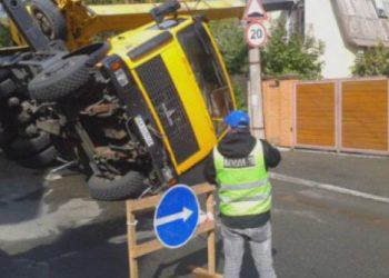 Строительный кран рухнул на дом в центре Киева