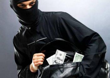 У киевлянина отобрали чемодан с документами и 350 тыс. грн