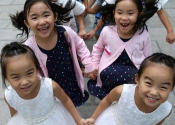 В Китае семь пар близнецов пошли в один первый класс