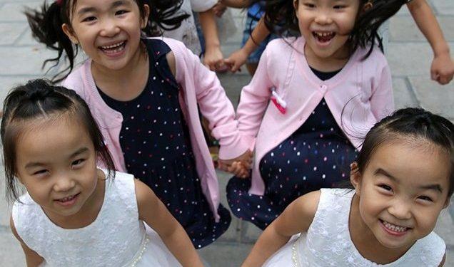 В Китае семь пар близнецов пошли в один первый класс