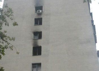 В Киеве ночью оперативники более трех часов тушили пожар в многоэтажке