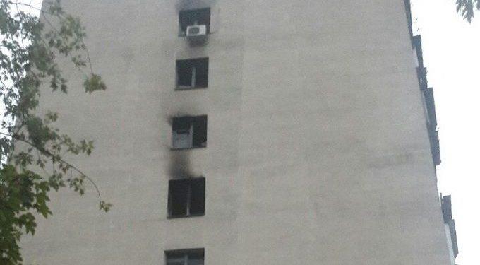 В Киеве ночью оперативники более трех часов тушили пожар в многоэтажке