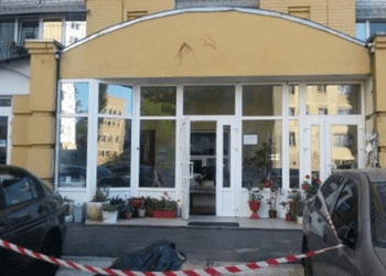 В Киеве молодой мужчина выпал с десятого этажа