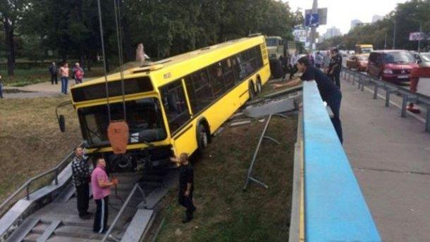 В Киеве автобус вылетел с автотрассы на проспекте Победы