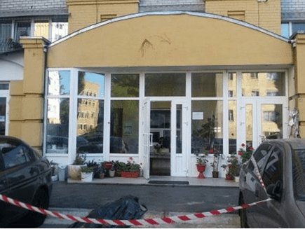 В Киеве молодой мужчина выпал с десятого этажа