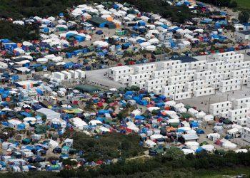 Олланд призвал демонтировать лагерь беженцев в Кале