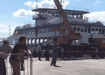 На Керченской переправе машина с людьми вылетела на ходу с парома