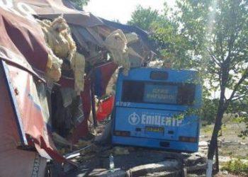 В Киеве автобус влетел в кафе: есть пострадавшие