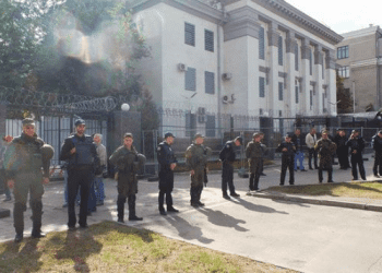 В Киеве под посольством РФ избили россиянина