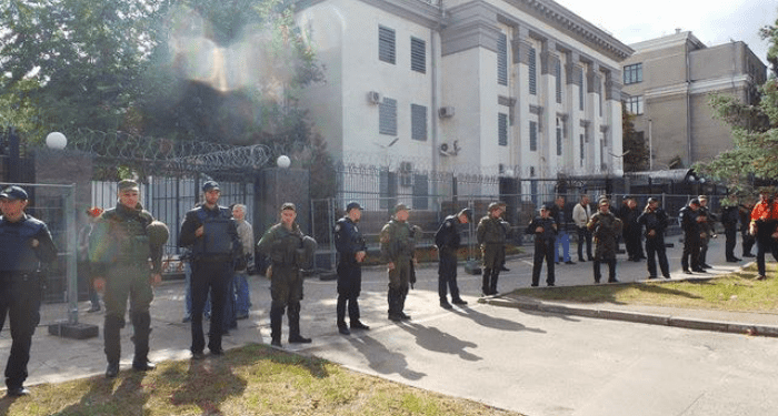 В Киеве под посольством РФ избили россиянина