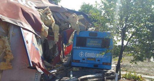 В Киеве автобус влетел в кафе: есть пострадавшие