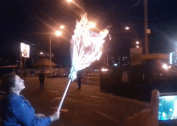 В Киеве активисты сожгли чучело Кличко