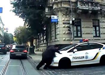 Патрульные сбили женщину на переходе во Львове