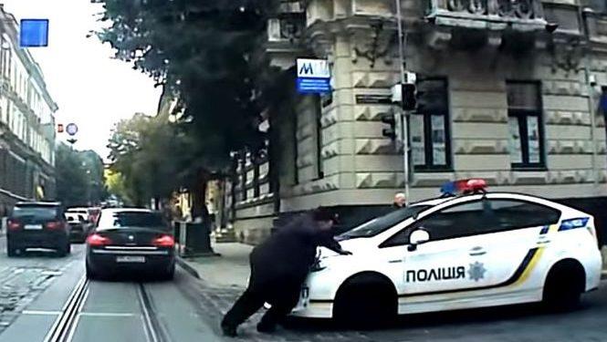 Патрульные сбили женщину на переходе во Львове