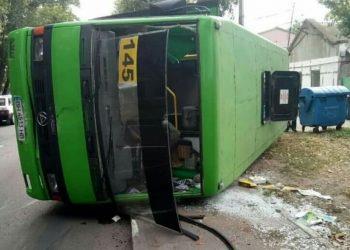 В Одессе на ходу перевернулась маршрутка