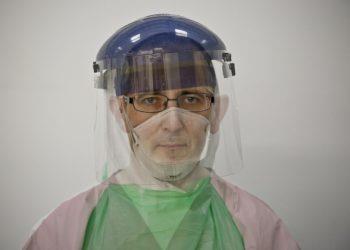 Телеведущий надел медицинскую маску во время интервью с Клинтон