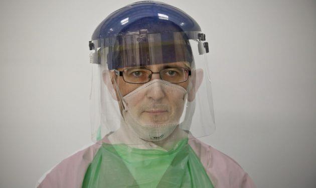 Телеведущий надел медицинскую маску во время интервью с Клинтон