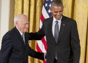 Известный продюсер чуть не снял с Обамы штаны во время вручения медали