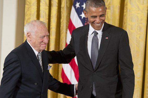 Известный продюсер чуть не снял с Обамы штаны во время вручения медали